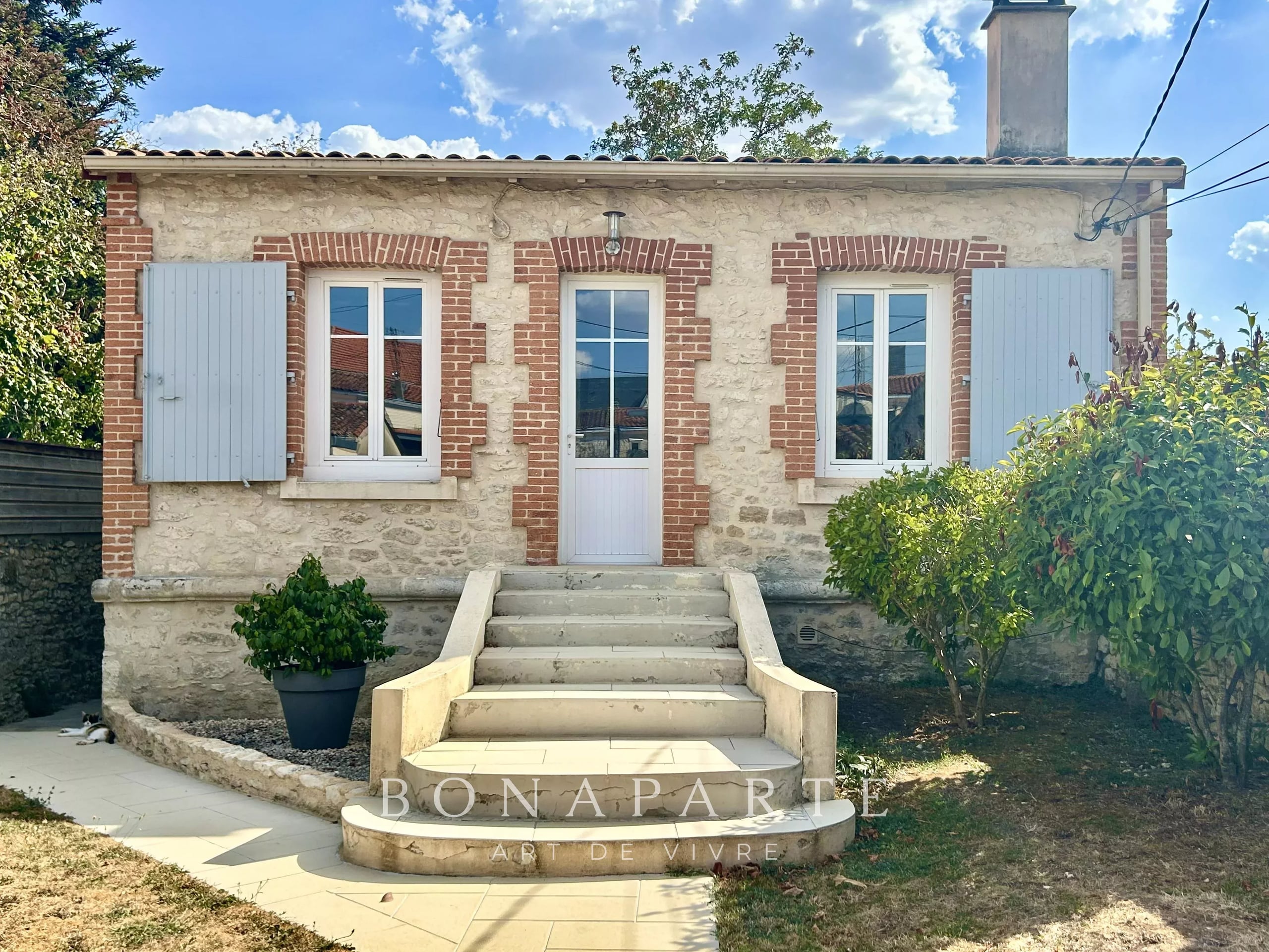 Le charme d'une maison ancienne, le calme d'un jardin préservé, en plein centre ville