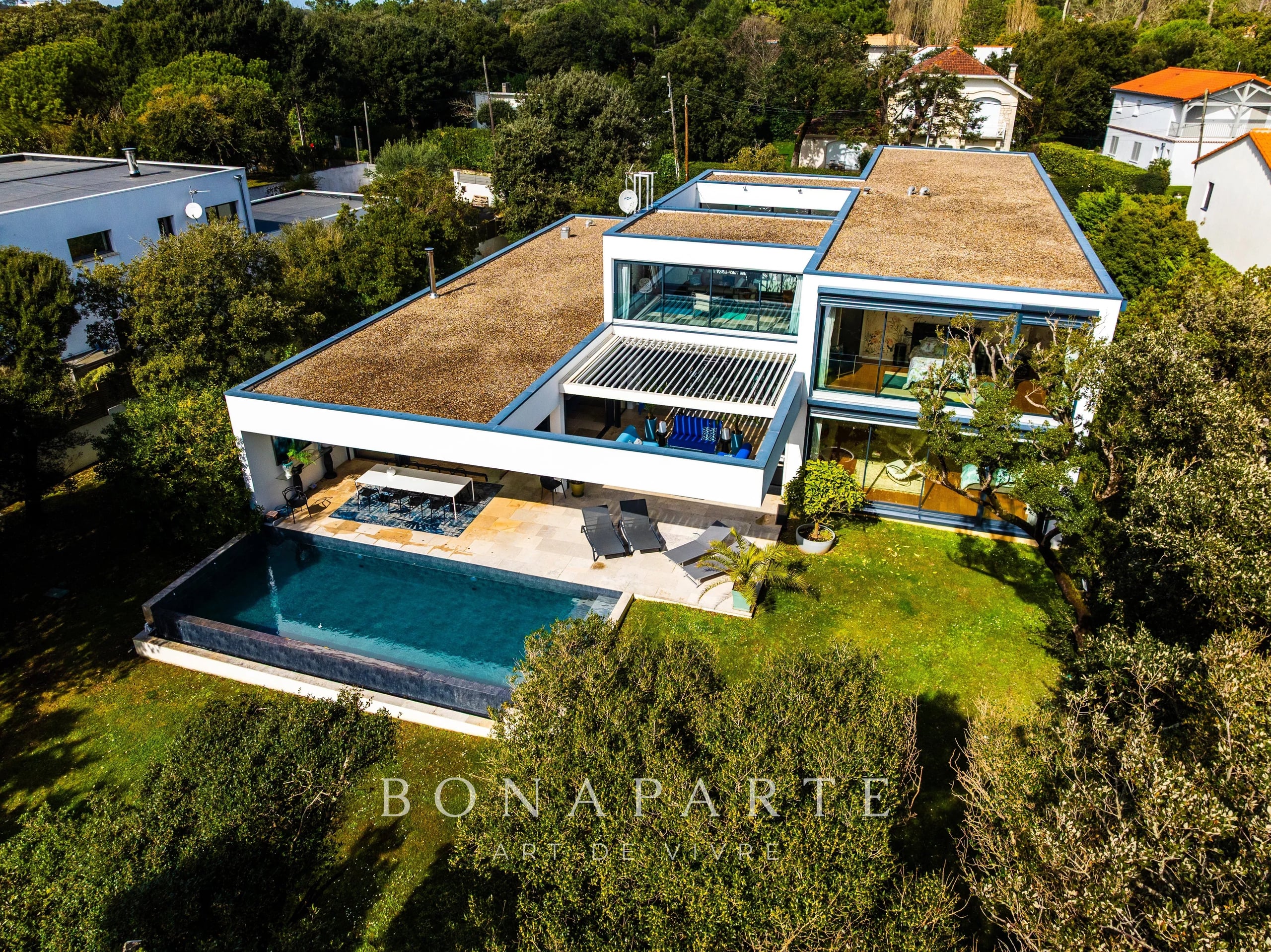 VILLA PIEDS DANS L'EAU FACE A L'ATLANTIQUE / DOMAINE DES FÉES