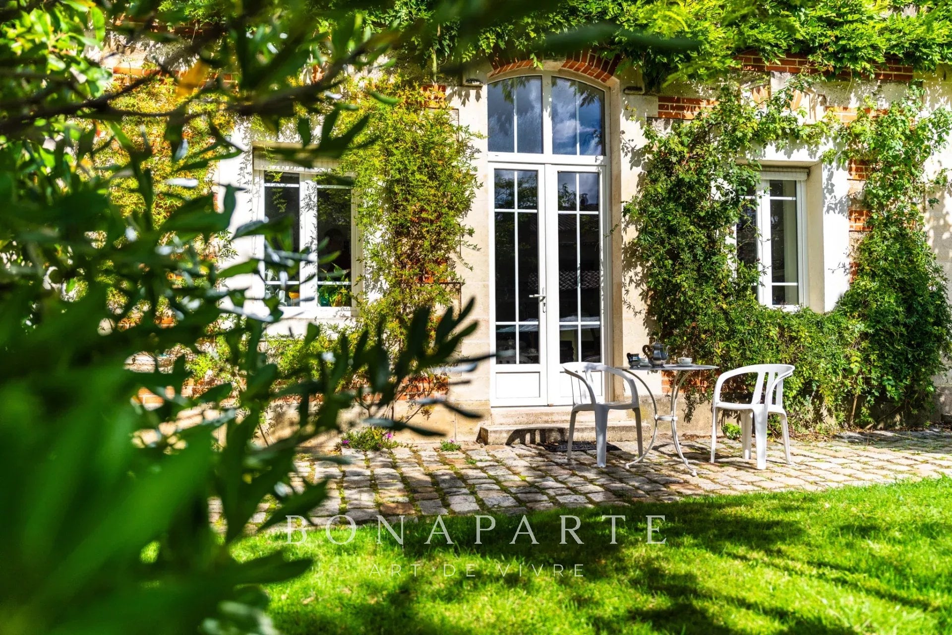 Hôtel particulier de charme en cœur de ville et son grand jardin verdoyant